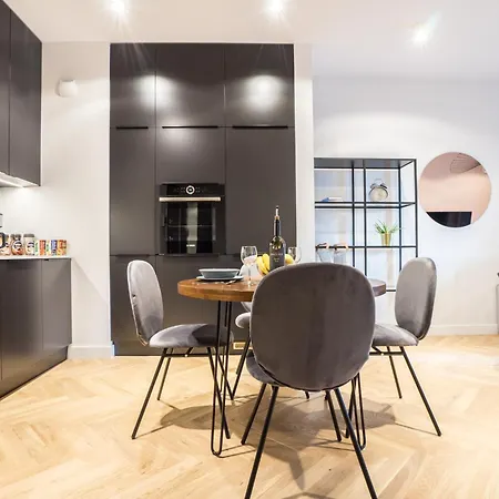 Vipwarsawapartments Amber Mennica Daire *